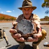 Een Australiër dacht goud te hebben gevonden, maar hield in werkelijkheid een zeldzaam stuk van het zonnestelsel vast